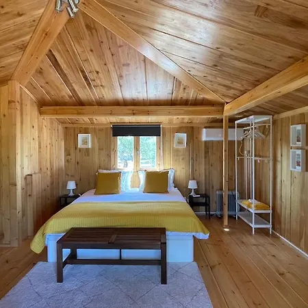 Suspended Wooden House - Monte Da Cortica בקתה
