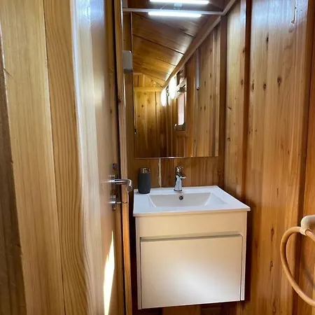 בקתה Suspended Wooden House - Monte Da Cortica