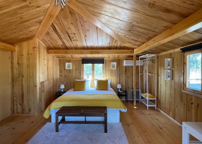 Suspended Wooden House - Monte Da Cortica 샬레